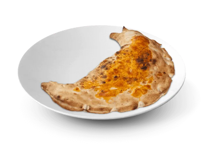 Pizza Calzone avec thon, œuf et mozzarella à Versailles